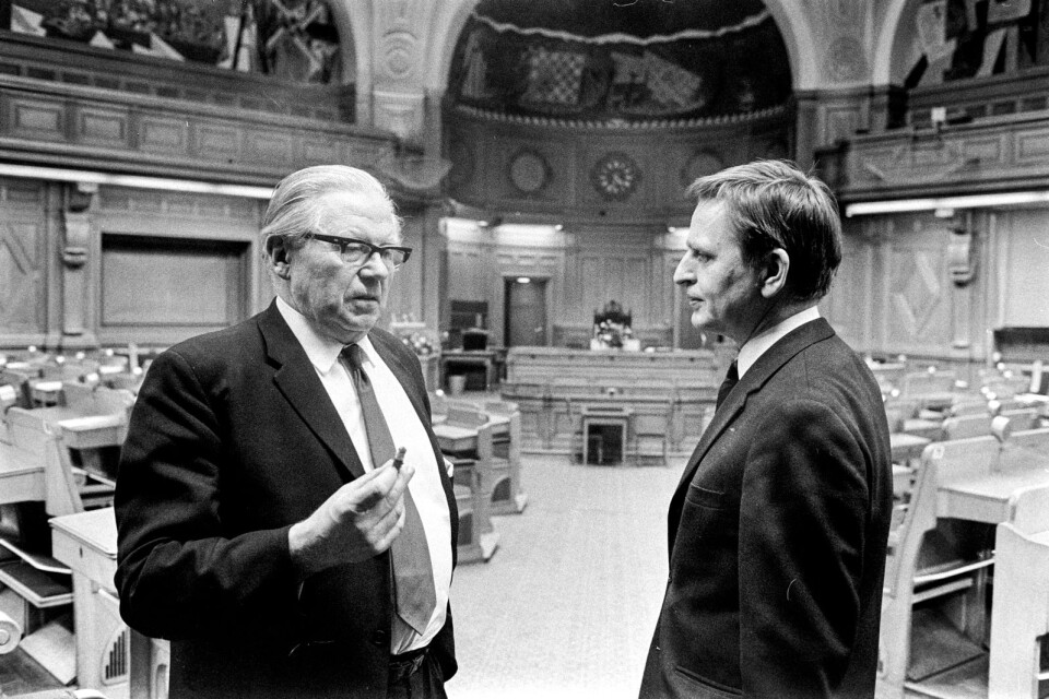 Finansminister Gunnar Sträng och statsminister Olof Palme, Socialdemokraterna, röker under ett samtal 16e december 1970 i riksdagshuset i Stockholm som ska stängas för renovering.