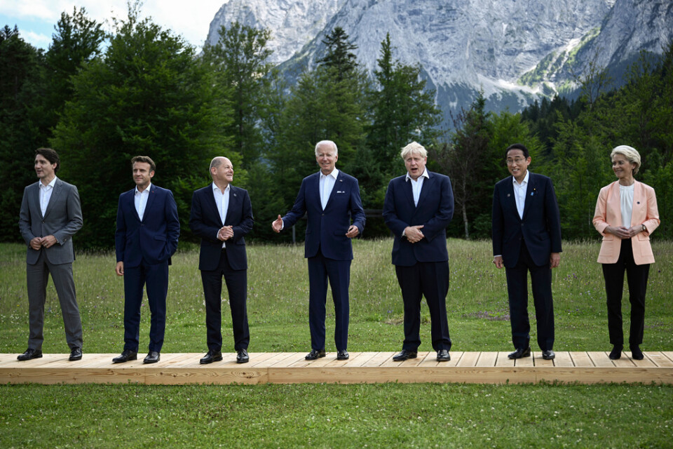 Den formella gruppbilden från G7-mötet. Från vänster: Kanadas premiärminister Justin Trudeau, Frankrikes president Emmanuel Macron, Tysklands förbundskansler Olaf Scholz, USA:s president Joe Biden, Storbritanniens premiärminister Boris Johnson, Japans premiärminister Fumio Kishida och EU-kommissionens ordförande Ursula von der Leyen.