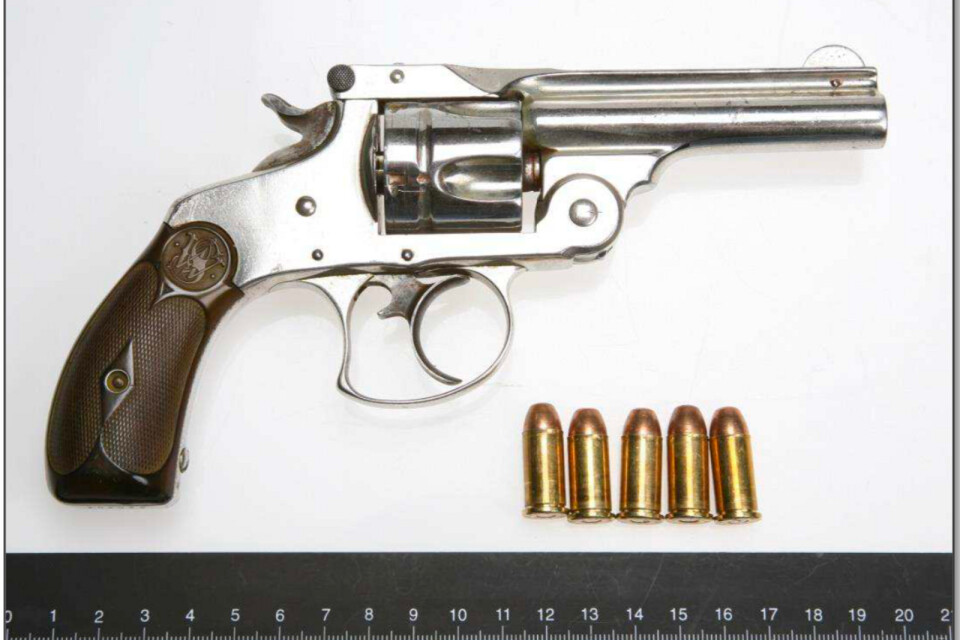 20-åringen är tidigare dömd för grovt vapenbrott efter att ha haft en laddad revolver, av märket Smith & Wesson, i fickan i en taxi. Bilden är från förundersökningen i det målet.