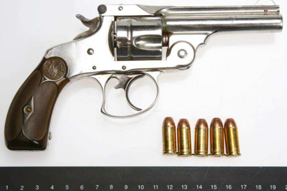 Detta är pistolen som 18-åringen hade i fickan när polisen stoppade taxibilen som han åkte i. 18-åringen är dömd för brottet. Nu åtalas tre män för att ha planerat vapenleveransen i Växjö.
