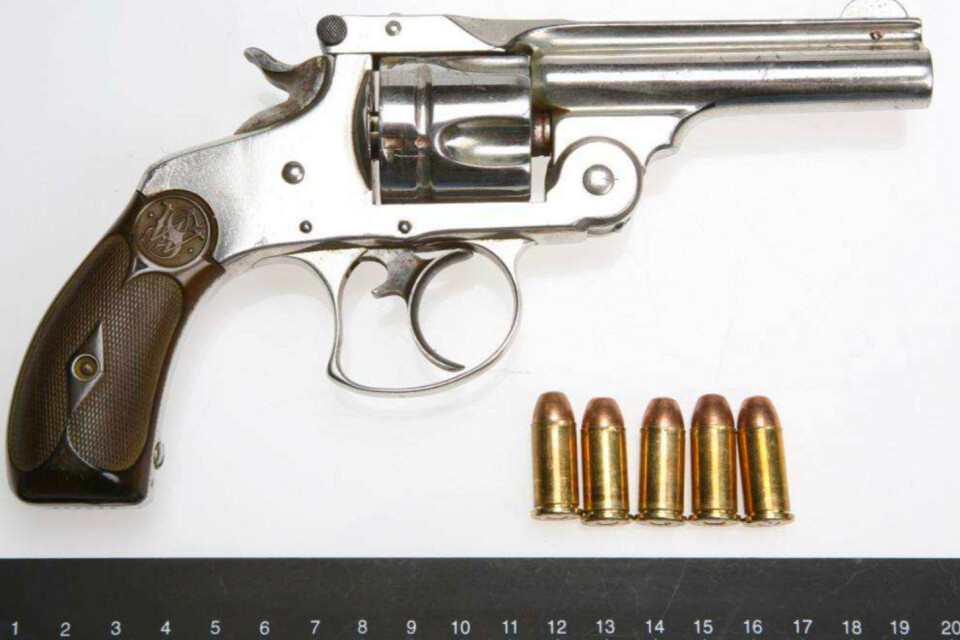 This is the gun that the 18-year-old had in his pocket when the police stopped the taxi he was travelling in. The 18-year-old has been convicted of the crime. Three men have now been charged for planning the transport of weapons in Växjö.