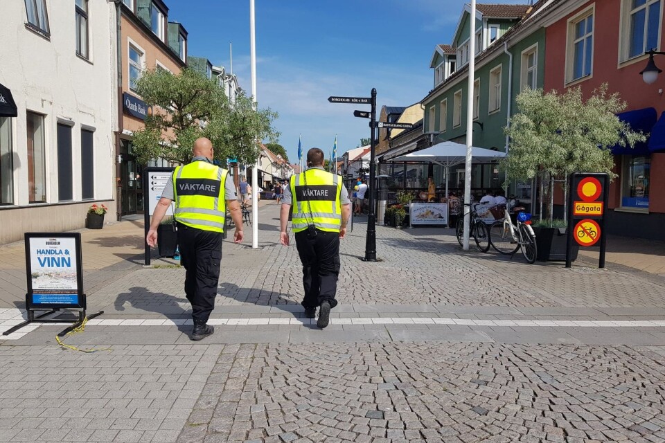 Borgholms kommun förlänger perioden med väktarna som ska påminna allmänheten om att hålla avstånd.