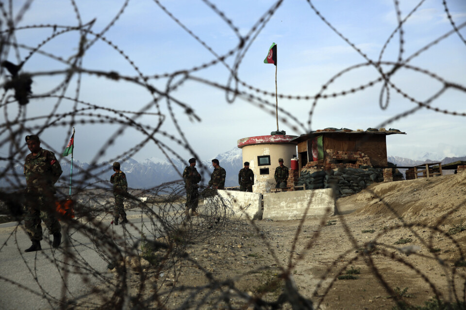 Afghanska soldater håller vakt vid en vägspärr nära Bagrambasen i norra Kabul.