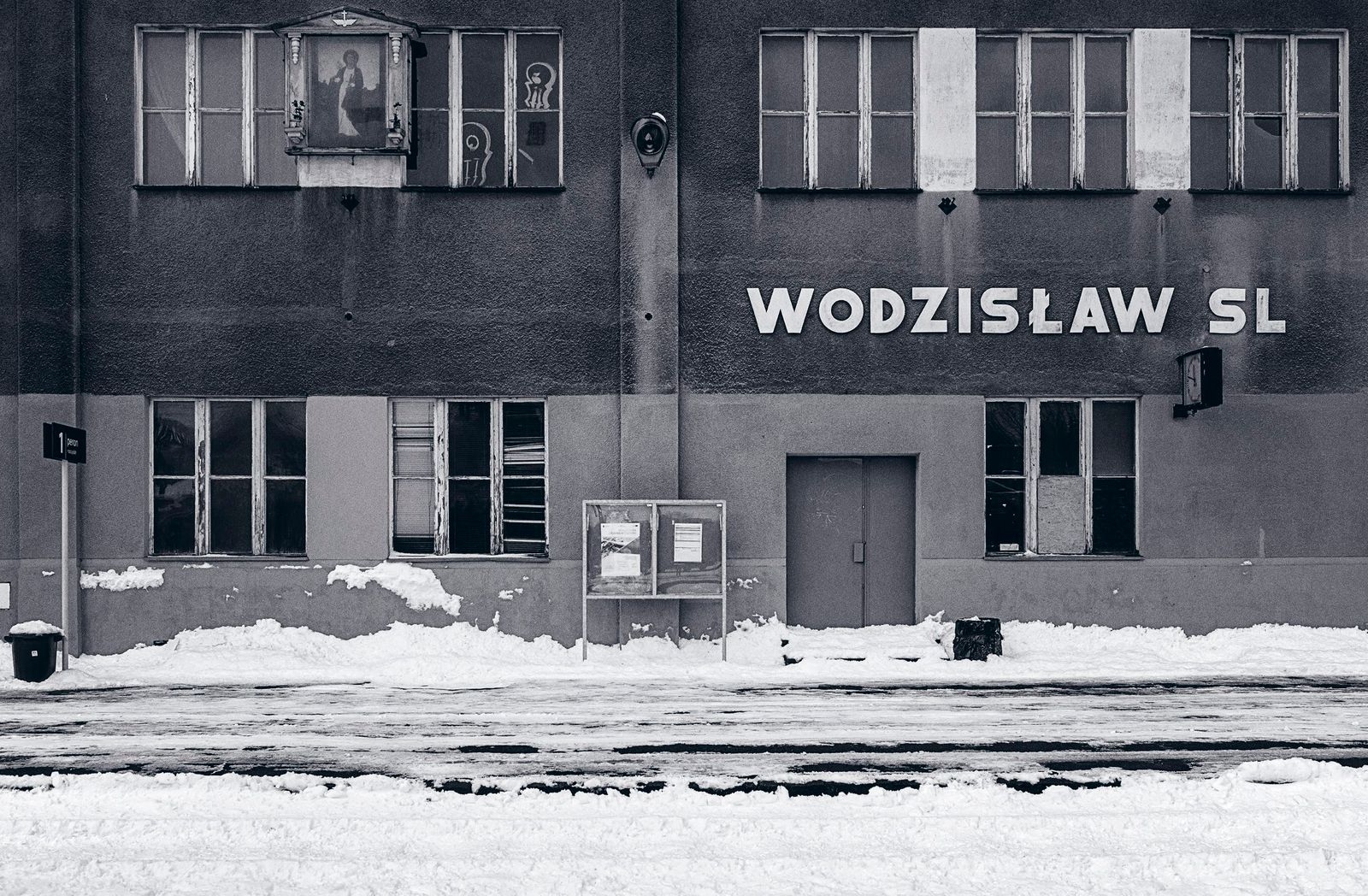 Väg 933, från Auschwitz-Birkenau till järnvägsknuten Loslau, nuvarande Wodzisław S´la˛ski, sydvästra Polen. Här gick en av många dödsmarscher under vintern 1945.