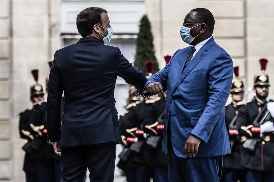 Frankrikes president Emmanuel Macron och Senegals Macky Sall i ett möte i Paris 2020. Nu leder herrarna varsitt ordförandeland i EU respektive AU och laddar för toppmöte i Bryssel. Arkivbild.