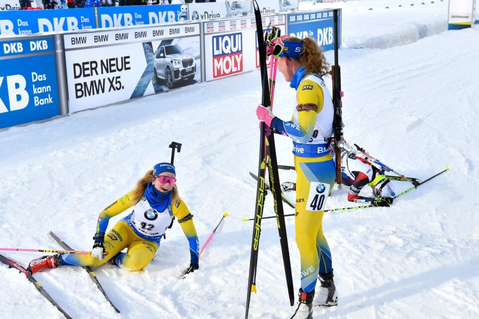 Sveriges Mona Brorsson och Hanna Öberg i mål efter damernas 7,5 km sprint under skidskytte-VM i Östersund.