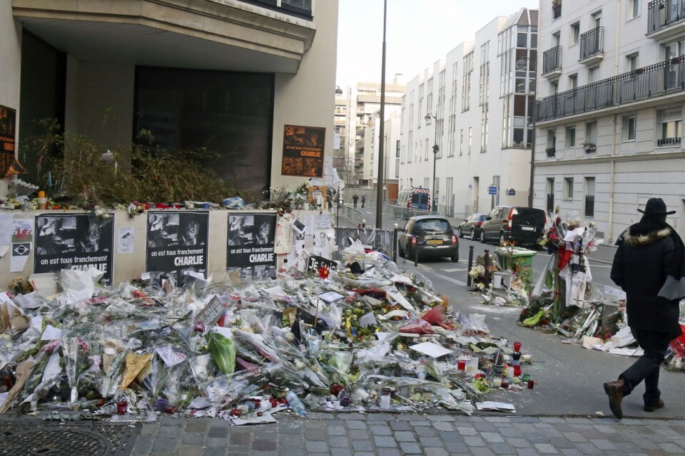 Blommor utanför tidningen Charlie Hebdos redaktion i Paris månaden efter dådet. Arkivbild.