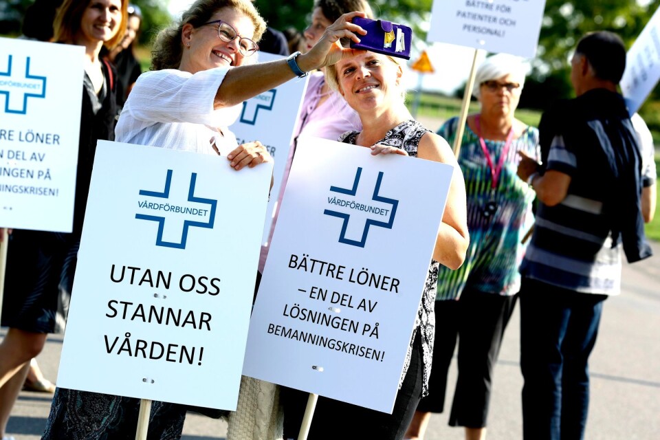 För Camilla Wilde Björling och Anna Radner, sjuksköterskor på länssjukhusets strålbehandling, var det självklart att delta i Vårdförbundets manifestation. "Situationen är ohållbar."