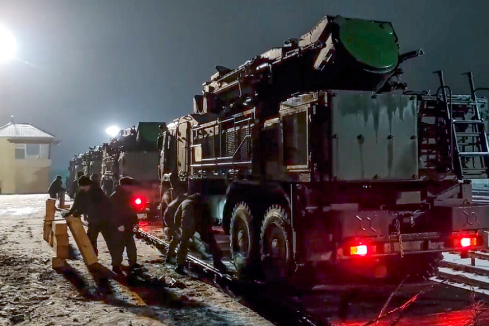 Bilden från Rysslands försvarsdepartement visar militärfordon vid tågspår i Belarus i slutet av januari i samband med rysk truppuppbyggnad vid gränsen till Ukraina. Arkivbild.