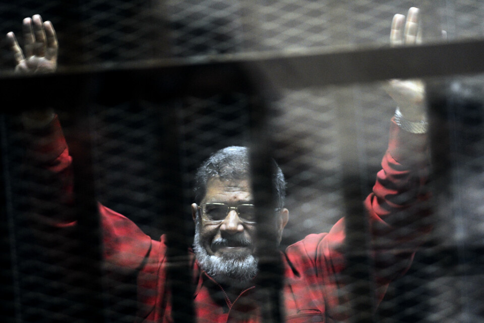 Muhammad Mursi vid ett annat domstolsframträdande, bakom galler, i juni 2015. Arkivbild.