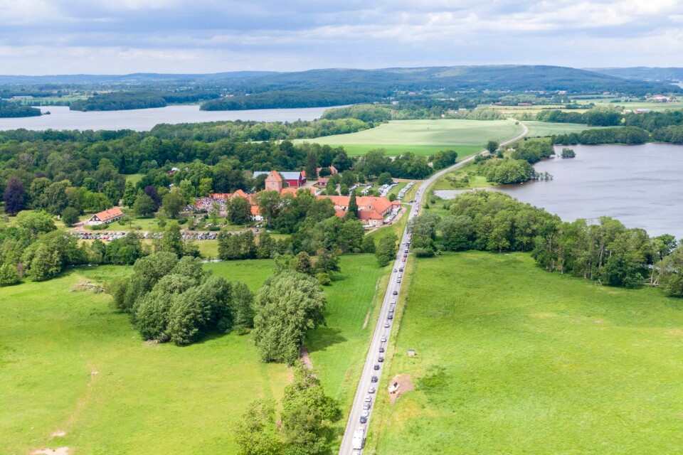 Köerna förbi Bäckaskogs slott där årets stora studentbal just dragit igång är mycket långa. Bilden togs vid 14.30-tiden på söndagen.