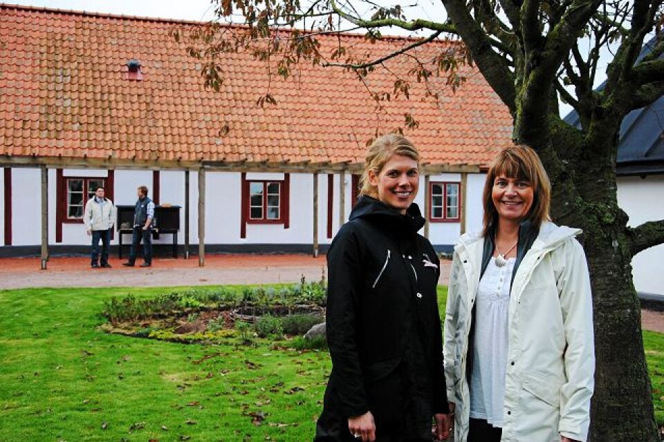 Hanna Andersson är verksamhetsansvarig för hälsoträdgården och Katarina Tufvesson arbetar som friskvårdscoach. Här kan Malmö stads anställda hämta kraft med naturen som utgångspunkt.
