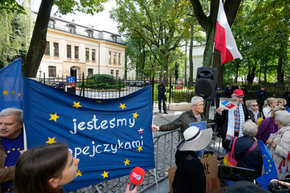 Polska aktivister protesterar utanför författningsdomstolen i Warszawa. Arkivbild.