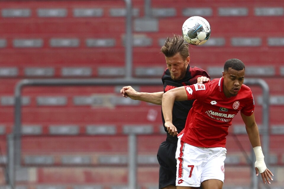 Robin Quaison, i rött, i en match med Mainz. Arkivbild.