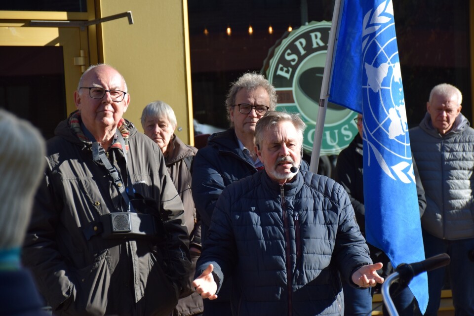 Manifestation för Ukraina, mot kriget, i Kristianstad. Jan Lindelöf, ordförande i FN-föreningen som var arrangör,  och Rolf Tillman, grundare av Tjernobyllägret i Broby.