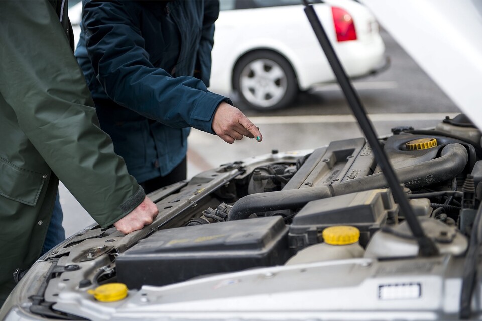 Inspektera den begagnade bilen noga innan du köper den – till exempel bör oljan kontrolleras.