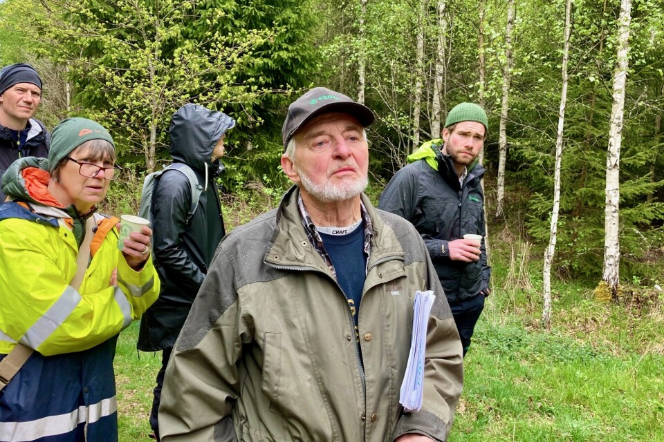Arne Karlsson visar sin skog i Stojby för intresserat skogsfolk. Till sin hjälp har han  Rasmus Pettersson, skoglig planläggare på Södra, t h.