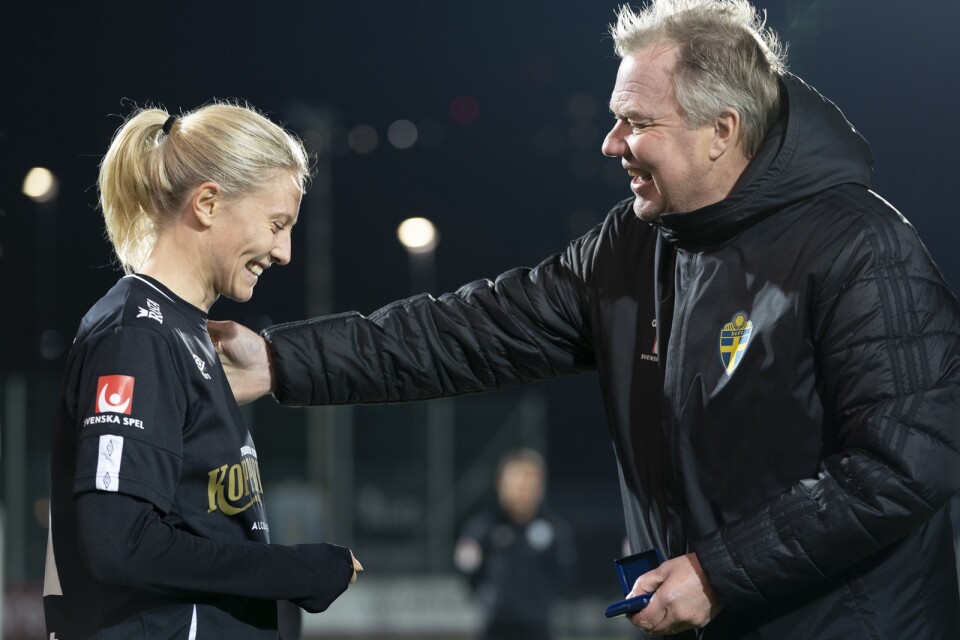 Karl-Erik Nilsson gratulerar Rebecka Blomqvist till SM-guldet efter att hennes Göteborg säkrat den allsvenska förstaplatsen. Arkivbild.