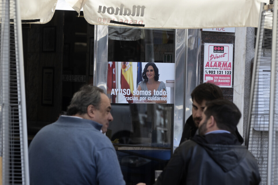 Madrids konservative regionpresident Isabel Díaz Ayuso har gjort sig populär bland många genom att motsätta sig striktare coronarestriktioner. Här syns hon på en hyllningsaffisch på en bar med texten "Tack för att du tar hand om oss".