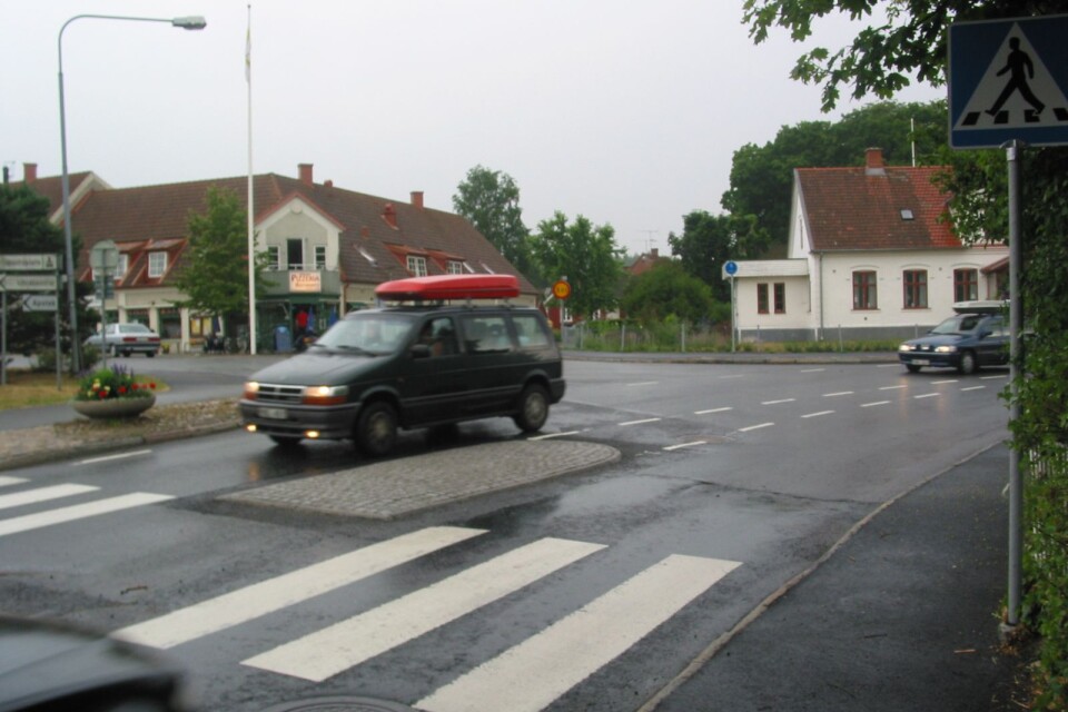Boende i Brösarp har kritiserat trafiksituationen på Albovägen genom byn i många år. Bilden är från en YA-artikel om ett farligt övergångsställe år 2006.