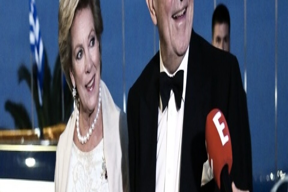 Greklands tidigare kung Konstantin har avlidit. Här är han på bild tillsammans med sin fru, den danska prinsessan Anne-Marie, när de firade guldbröllop 2014. Arkivbild.