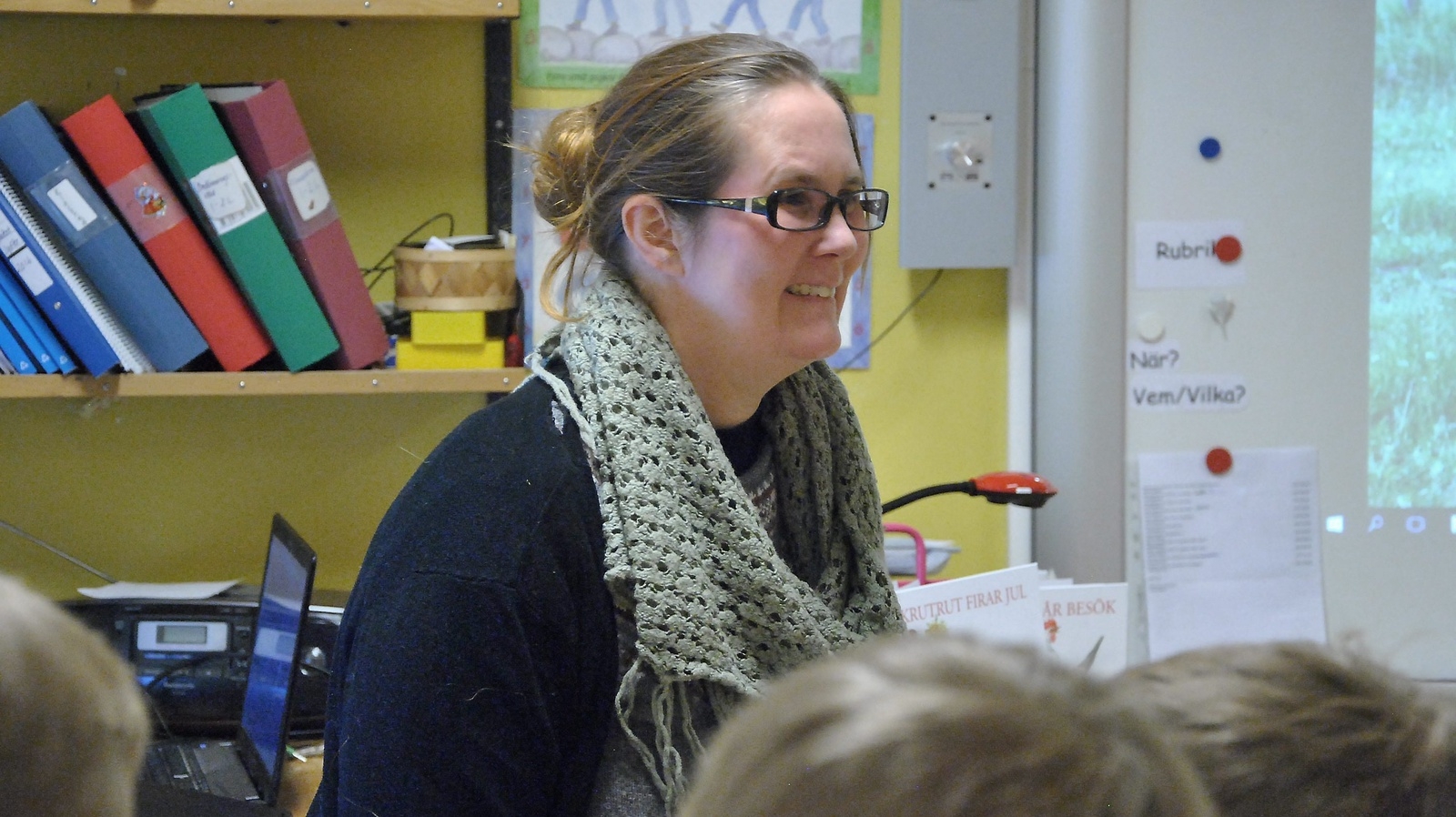 Barnen i klasserna 1-2 på Örkenedskolan hade många frågor till barnboksförfattaren Karin Linderoth. Foto: Helén Fingalsson