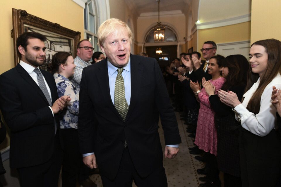 Storbritanniens premiärminister Boris Johnson hälsas av sin personal i premiärministerns bostad 10 Downing street.