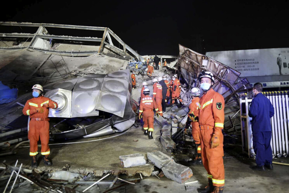 Räddningsarbetare vid den kollapsade byggnaden i staden Quanzhou i Fujianprovinsen i Kina.