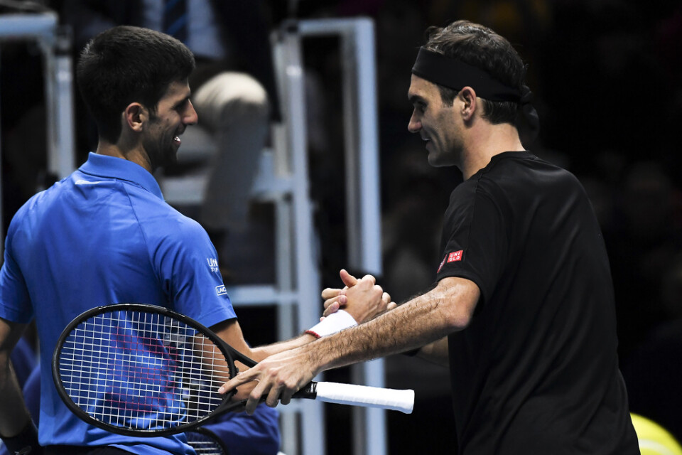 Novak Djokovic (vänster) hade inte mycket att sätta emot en för dagen formidabel Roger Federer.
