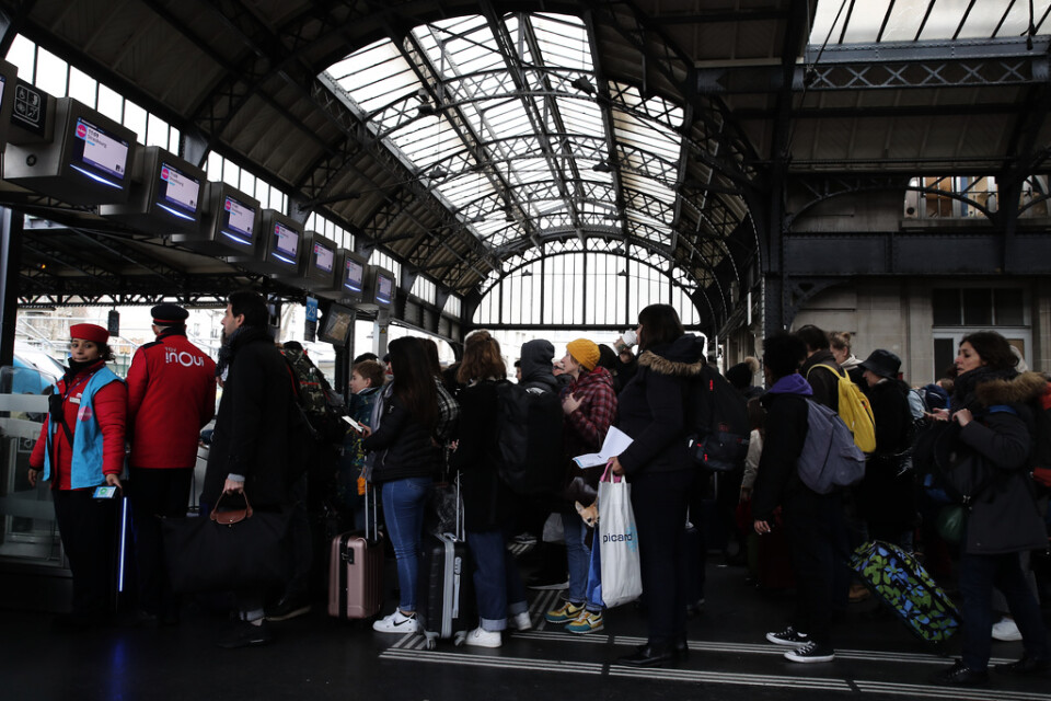 Köerna var långa på tågstationen Gare de l'Est dagen före jul.