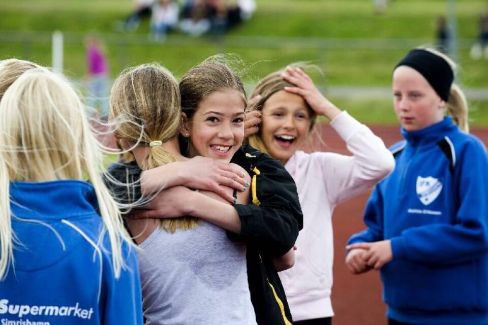 "Grattis!" Erika Nilsson från Hammenhög tog inte hem segern i höjdhopp för flickor i årskurs fem. Men sämjan bland de tävlande var god.