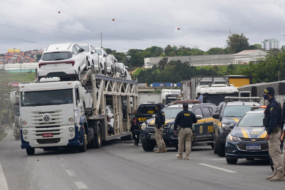 Lastbilschaufförer som stödjer Brasiliens president Jair Bolsonaro börjar lätta på en blockering i Embu das Artes i utkanten av São Paulo.