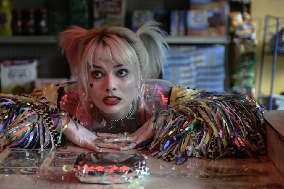 Harley Quinn (Margot Robbie) kämpar med självbilden och alla skurkar som attackerar henne när det har tagit slut med Jokern. Pressbild.