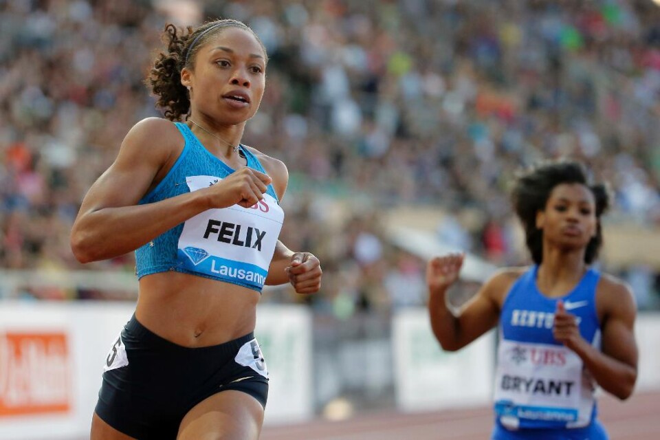 Allyson Felix, trefaldig världsmästare på 200 meter, kommer inte att jaga ett fjärde guld i Peking. Den 29-åriga amerikanskan väljer att springa 400 meter i VM i slutet av augusti. - Det (400 meter) är en större utmaning. Vi ville göra båda men programm