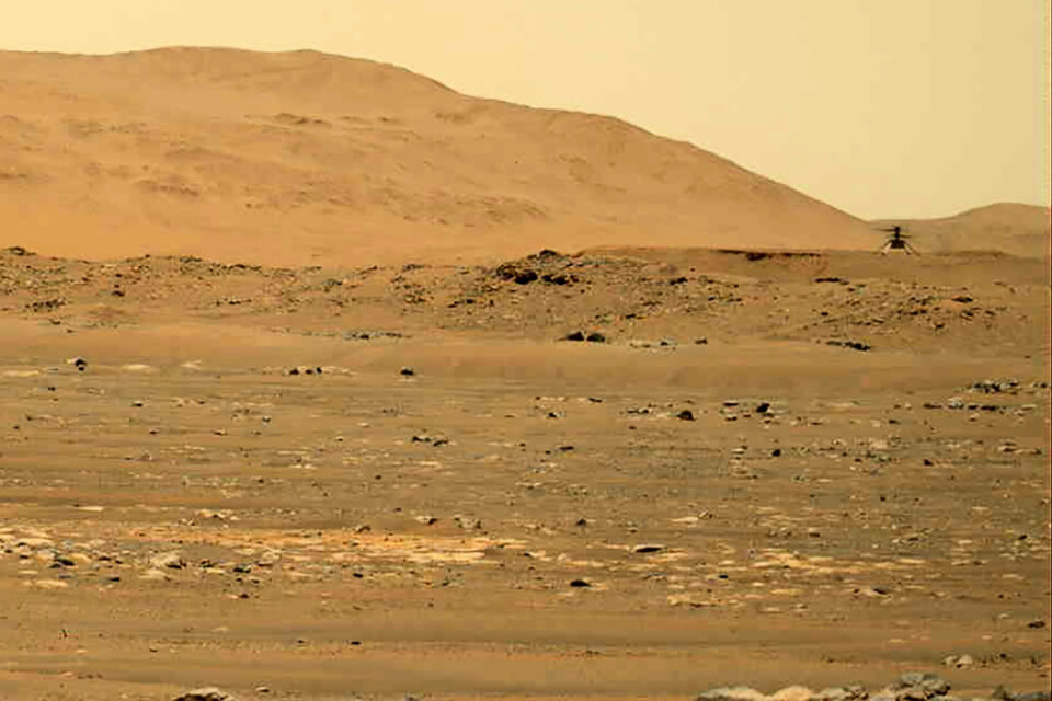 Nasas minihelikopter svävar över Marsytan under sin fjärde flygning, den 30 april.
