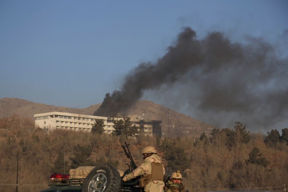 Rök stiger från hotellet i Kabul.