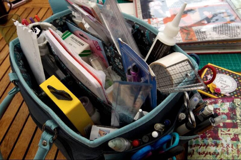 Scrapväskan är fylld till brädden med saxar, lim, fästkuddar, pennor, linjaler, mallar och annat som kan vara bra att ha.