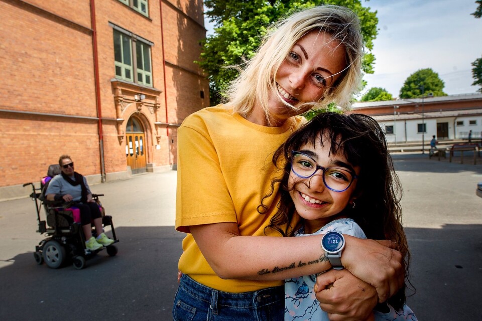 Kuratorn Gabriella Gustafsson hämtade åttaåriga Rita Taleh till skolan, när mamma Jamila Aboutarek fick läkarorder att vara hemma.