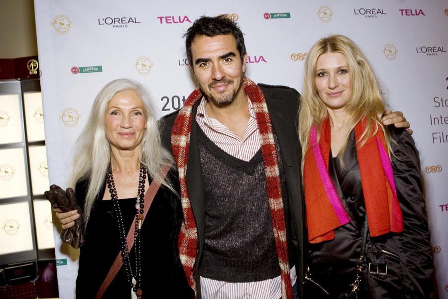 Rafael Edholm (mitten) med fru Daga (th) med sällskap anländer till biografen Skandia på tisdagskvällen för invigningen av Stockholms Filmfestival 2009 som inleds med filmen &apos;Precious&apos;.