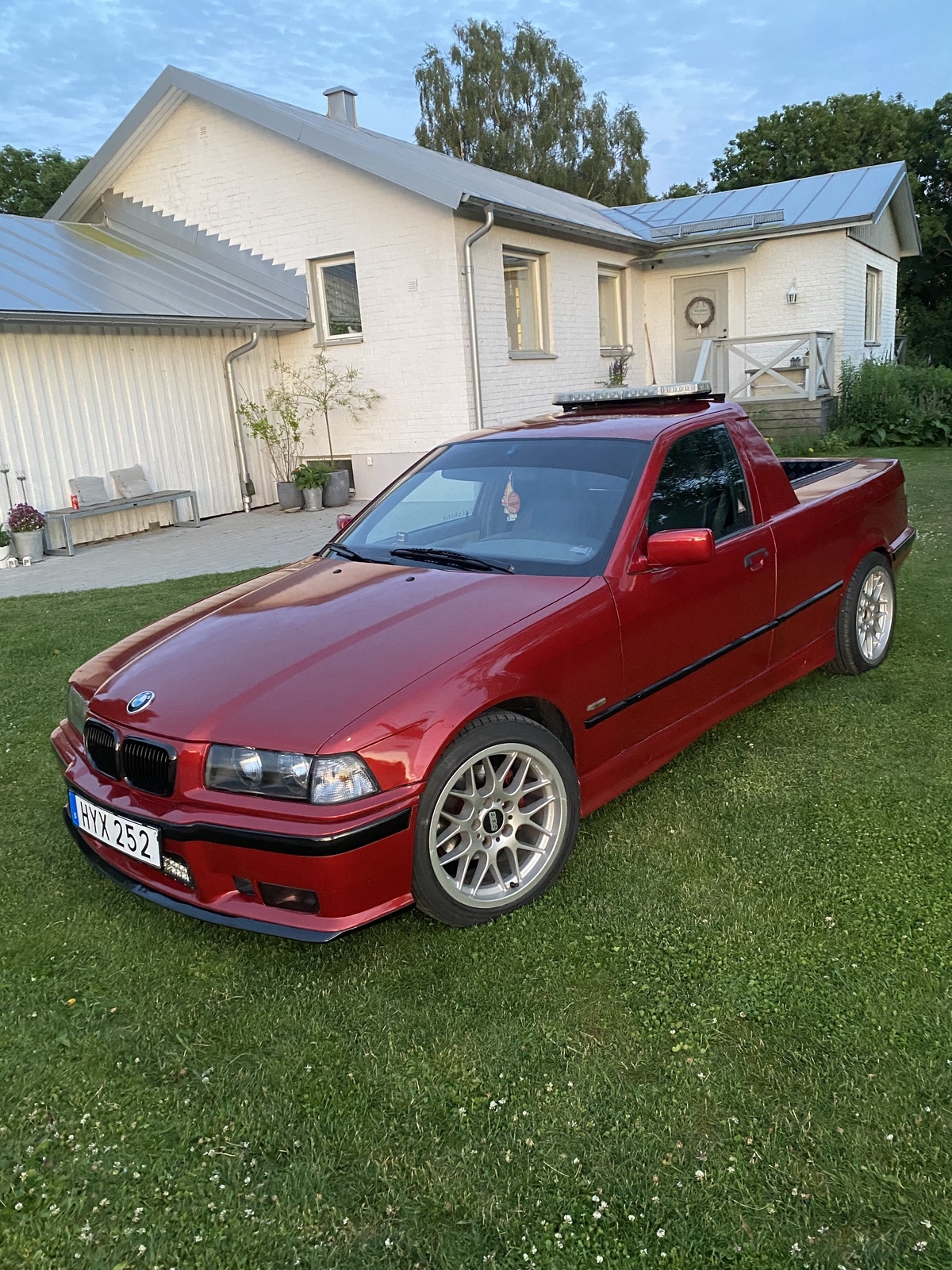 Julius Nordström i Huaröd har en BMW E36 från 1999. Den har en Quick release, vilket betyder att man kan ta av ratten. Det sitter även ett minikylskåp mellan två 10-tums basar i ryggen bakom stolarna.