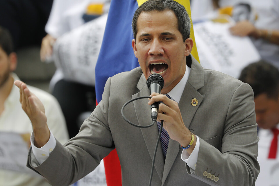 Venezuelas oppositionsledare och självutnämnde interimspresident Juan Guaidó uppger att Maduro planerar att upplösa parlamentet. Arkivbild.