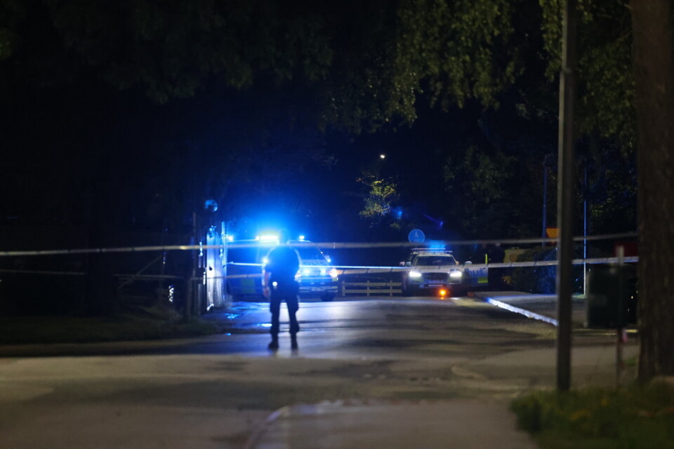 En man har dött och ytterligare en är allvarligt skadad efter skjutning i Haninge i natt.