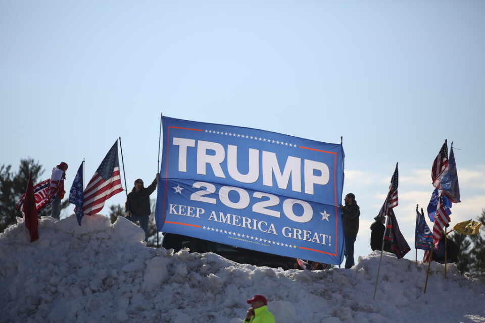 Anhängare till Donald Trump hälsar honom välkommen till Salem i delstaten New Hampshire.