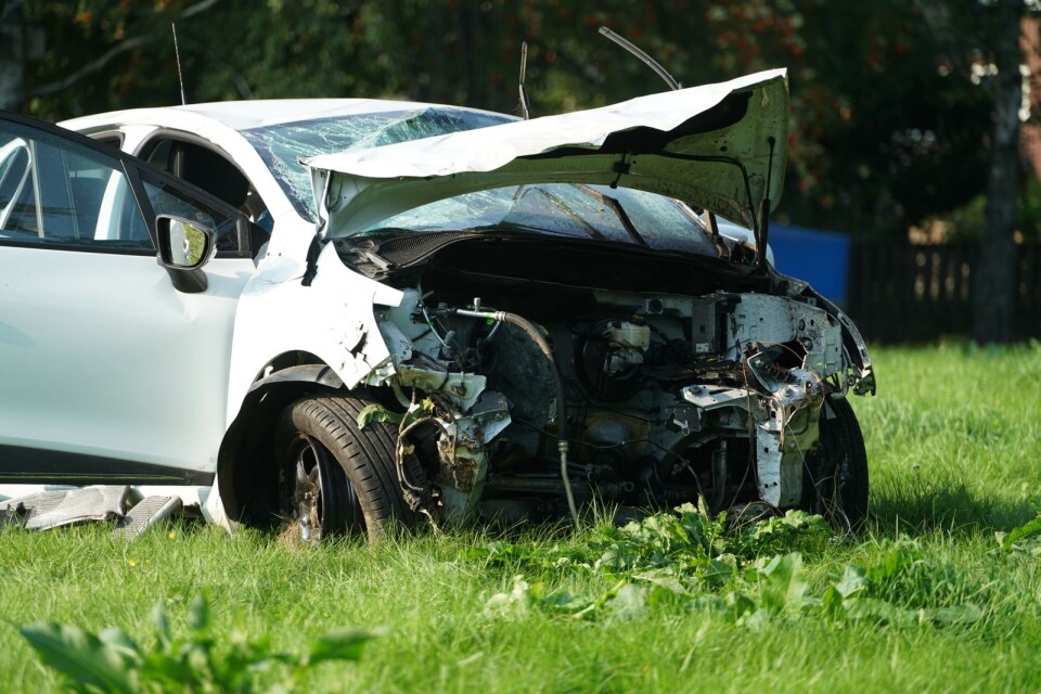 Bil totalkvaddad efter singelolycka i Alvesta.