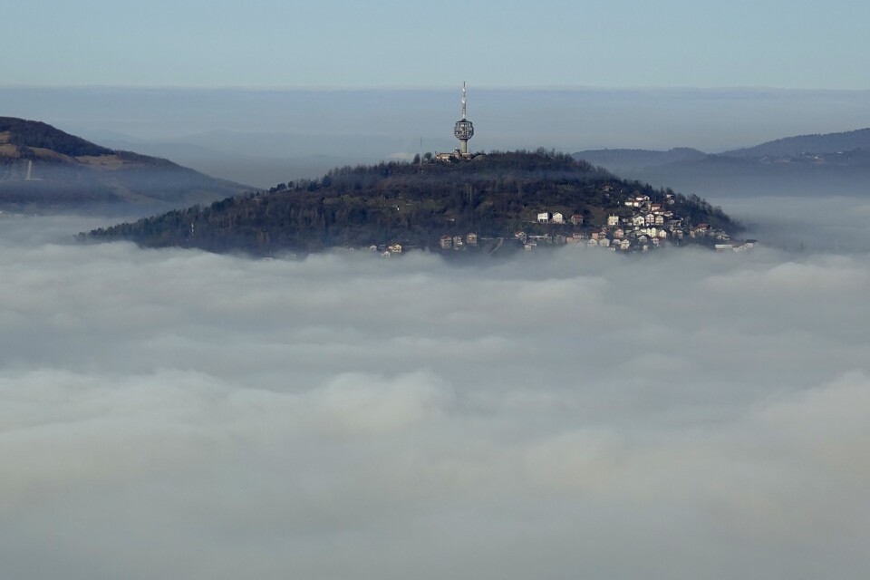 Tv-tornet i Bosniens huvudstad Sarajevo sticker upp ur smoggen i december förra året.