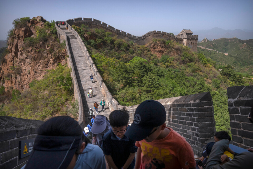 Turister besöker en del av kinesiska muren. Arkivbild.