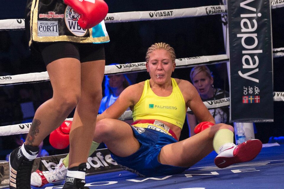Klara Svensson skadade knät när hon blev nedslagen av argentinskan Erica Farias i VM-matchen i boxning i Köpenhamn på lördagskvällen, skriver SVT Sport. - Det gör ont och jag går som Halta Lotta men det är inte jättesvullet. Jag tror att det är ledbande
