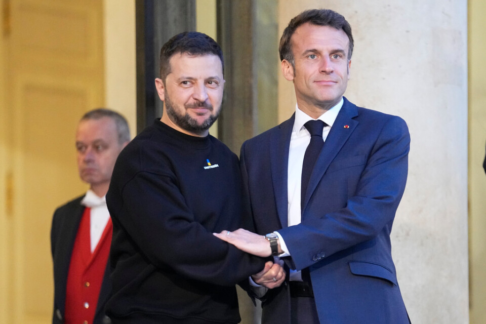 Frankrikes President Emmanuel Macron välkomnade Ukrainas president Volodymyr Zelenskyj vid Élyséepalatset i Paris på söndagen.