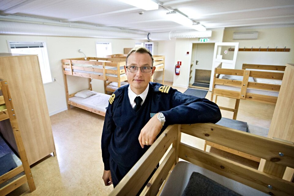 Kommendörkapten Anders Westerberg visar upp ett av rummen, ett logement med fem tvåvåningssängar. Foto: Marcus Palmgren