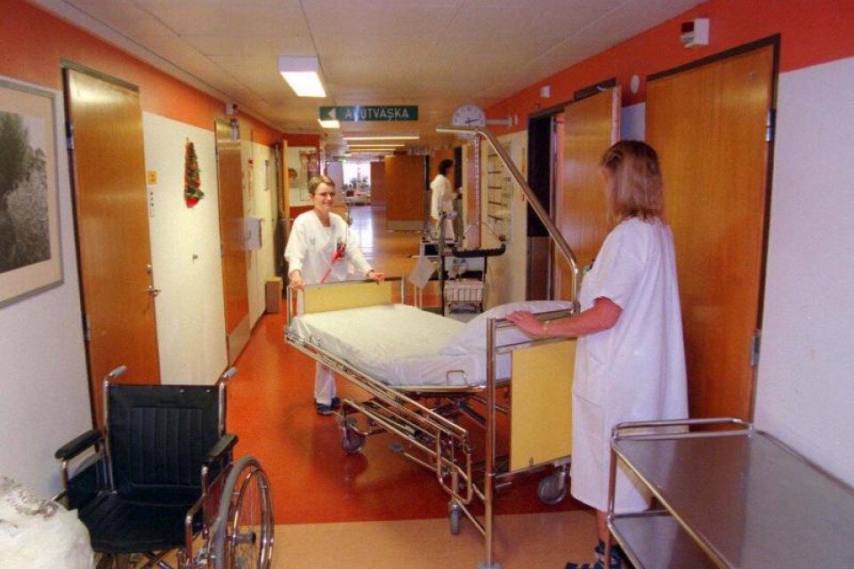 Sjukhuset måste hålla öppet, även på kvällar och nätter, skriver Dennis Andersson (KP).